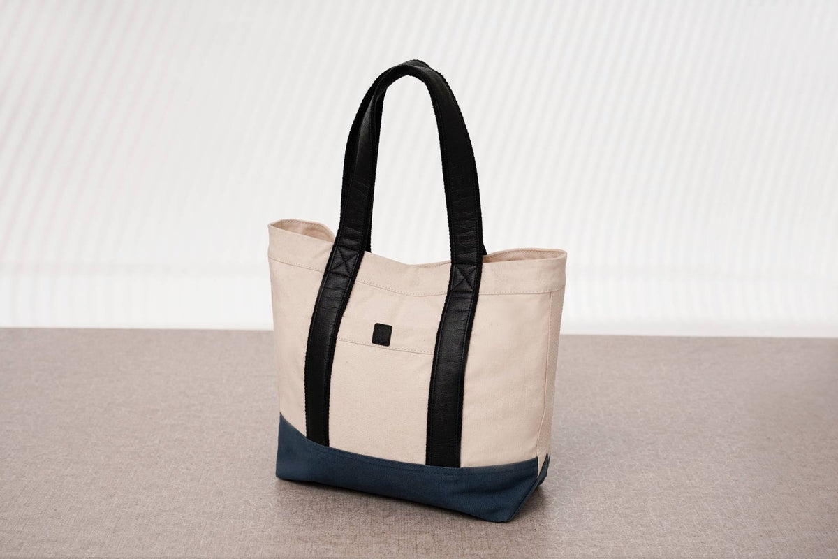 Canvas Tote with Interior Pockets in ORVA plant-based material – view 1