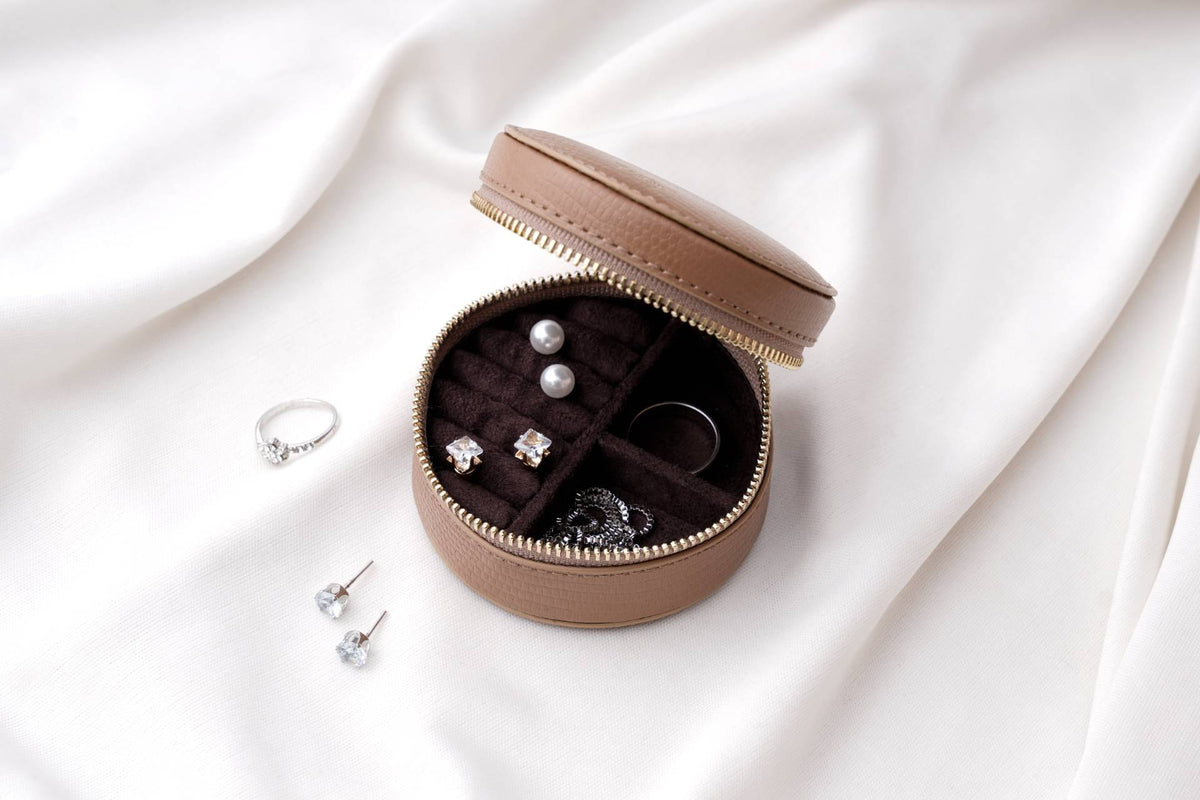 Round Jewellery Case in ORVA plant-based material – view 1